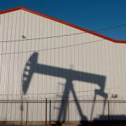 Giá dầu thô lao dốc về mức 87 USD/thùng