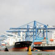 Doanh nghiệp cảng biển ‘đau đầu’ vì hàng hoá giảm tốc