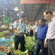 Bộ trưởng NN- PTNT đi thị sát chợ đầu mối Bình Điền