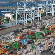 Nhu cầu xuất khẩu hàng hóa toàn cầu suy yếu