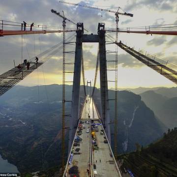 TQ sắp thông xe cây cầu treo cao 406m