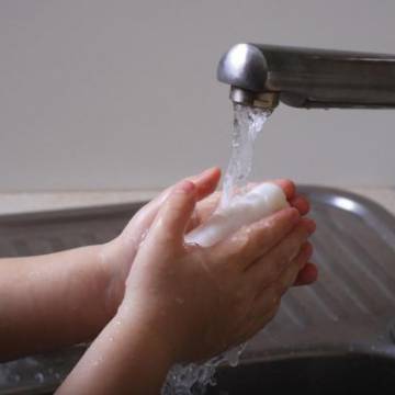 Rửa vết thương: Nước muối tốt hơn xà phòng và nước!