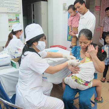 Niềm tin vắcxin, từ D. Trump đến các bà mẹ Việt
