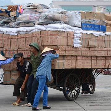 Giao thương với Trung Quốc: Hàng đi đường tiểu ngạch dễ như bán cà rem