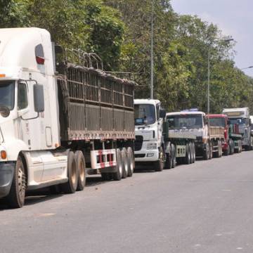 ‘Chạy thuế tự vệ’, xe tải xếp hàng dài chờ nhận thép