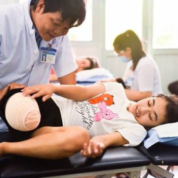 Sở Y tế Đắk Lắk đã chuyển 45 triệu đồng cho nữ sinh bị cưa chân