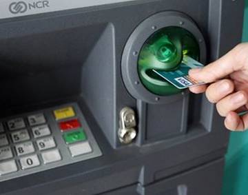 Hàng loạt chủ thẻ ATM của Vietcombank bỗng dưng bị khóa
