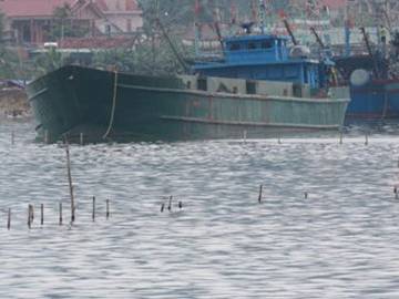 Nghệ An: Bắt tàu đổ hàng trăm tấn chất thải xuống biển