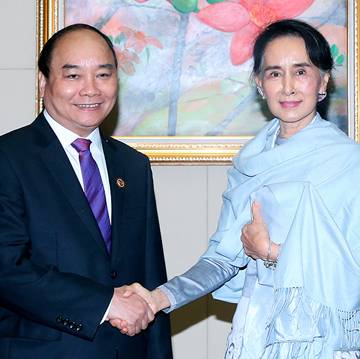 Thủ tướng Nguyễn Xuân Phúc gặp bà Aung San Suu Kyi