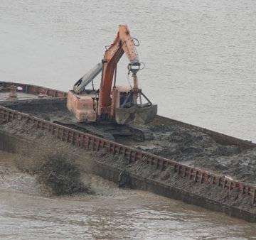 Hà Nội kiểm tra việc đổ hàng trăm tấn chất thải xuống sông Hồng