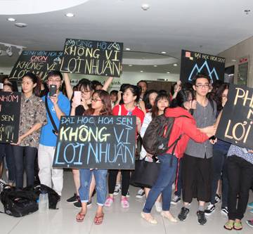 Sinh viên Đại học Hoa Sen mang biểu ngữ phản đối HĐQT mới