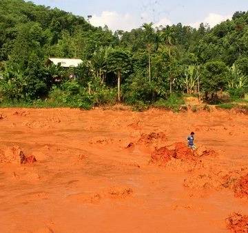 Yên Bái: Vỡ nắp chắn hồ chứa bùn thải nhà máy tuyển quặng sắt