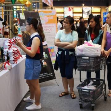 Nghỉ lễ, người dân TPHCM đổ về các trung tâm thương mại mua sắm