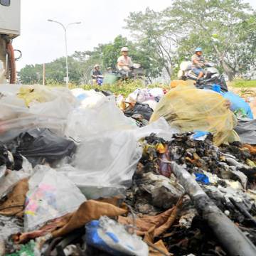 TPHCM khó xử lý rác thải khu vực giáp ranh