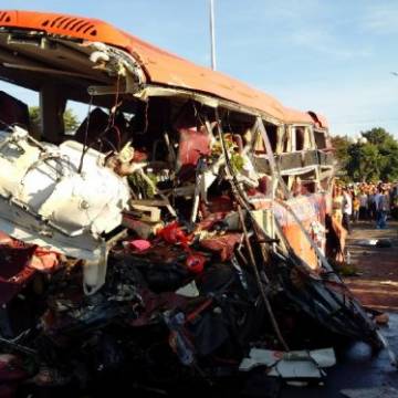 Tai nạn thảm khốc tại Gia Lai: xe tải đấu đầu xe khách 12 người chết