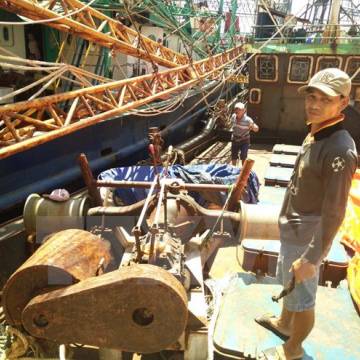 Tiếp tục lấy 10 mẫu vỏ thép của tàu cá Bình Định để kiểm định