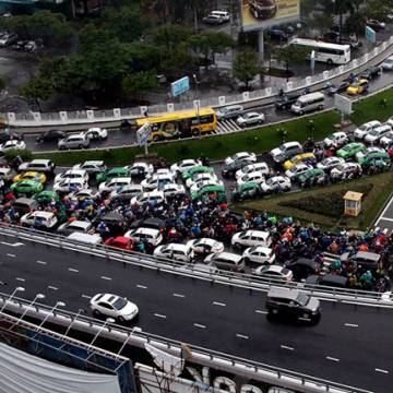 Đường vào sân bay Tân Sơn Nhất: 30.000 lượt xe dồn vào một cổng