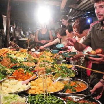 ‘Chặt chém’ du khách nước ngoài ở chợ đêm Đà Lạt