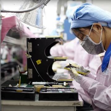 Nhà lắp ráp iPhone Foxconn hứa ngừng sử dụng lao động bất hợp pháp