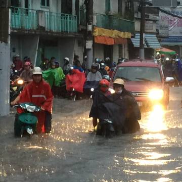 TP.HCM lo ngập lụt khi mưa bão đổ bộ, hồ Dầu Tiếng xả lũ