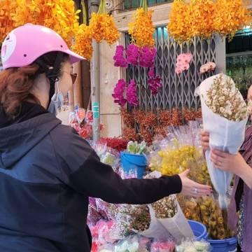 Hoa nội áp đảo ở chợ hoa Hồ Thị Kỷ