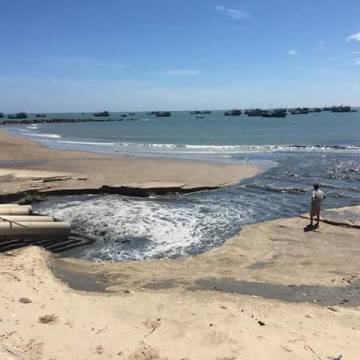 Nước thải đen xả ra biển Bình Thuận thuộc dự án nạo vét cảng La Gi