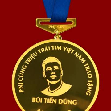 PNJ chính thức trao tặng bộ huy chương ‘niềm tin vàng’ cho U23 Việt Nam