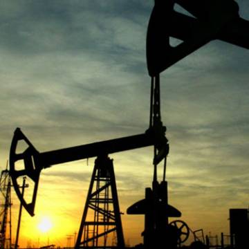 Giá dầu lần đầu vượt 70 USD/thùng sau gần 4 năm