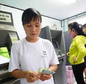 Vietcombank lại thông báo tăng phí rút tiền ATM nội mạng