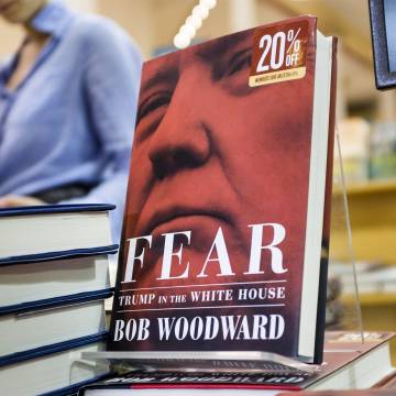 Dân Mỹ thích đọc sách viết về Tổng thống Donald Trump