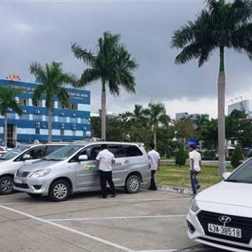 Tài xế taxi ở khu vực sân bay Đà Nẵng đình công phản đối Grab