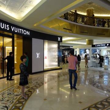 Giới nhà giàu Việt Nam đang dịch chuyển kênh mua sắm