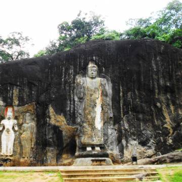 Buduruwagala tráng lệ tượng xưa trong núi