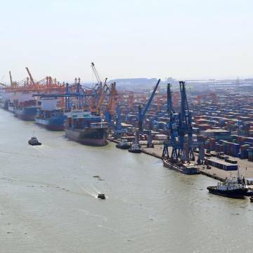 Lượng hàng hóa qua các cảng biển Việt Nam tăng mạnh