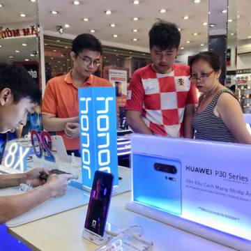 Huawei im lặng, các nhà bán lẻ Việt ‘không biết tính sao’