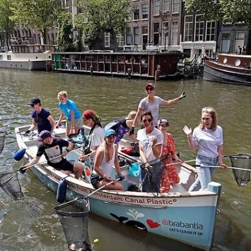 Hà Lan mở tour du lịch ‘câu rác nhựa’ trên sông