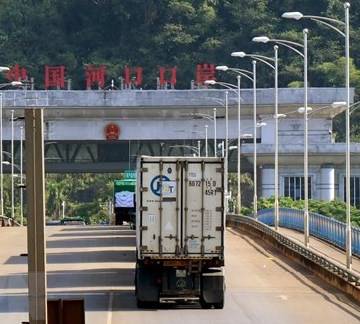 Trung Quốc thay đổi chính sách, hàng trăm xe thanh long bị ùn ứ tại cửa khẩu