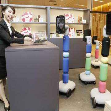 Cửa hàng đầu tiên trên thế giới có robot hỗ trợ mua hàng từ xa