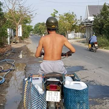 [Photo] Người Tiền Giang đội nắng đi mua nước ngọt về tưới cây