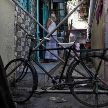 Cuộc sống cách ly trong khu ổ chuột lớn nhất Ấn Độ – Dharavi