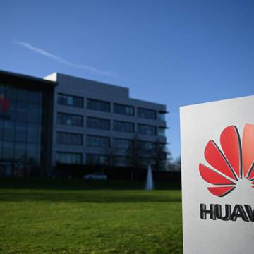 Mỹ gia hạn lệnh cấm Huawei thêm một năm
