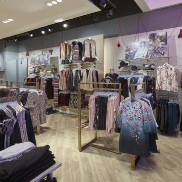 Lượng khách mua sắm ở Anh giảm hơn 80% trong tháng 5