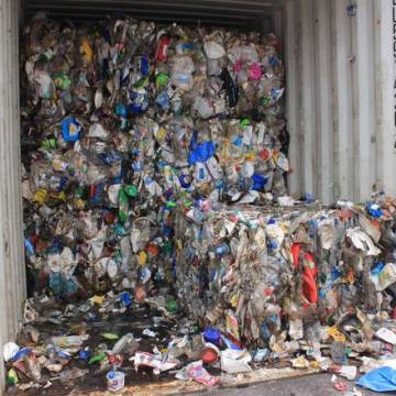 Malaysia trả lại Mỹ một container rác thải nhựa