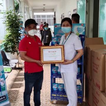 Vĩnh Tiến trao tặng khẩu trang y tế cho các bệnh viện tại TP.HCM