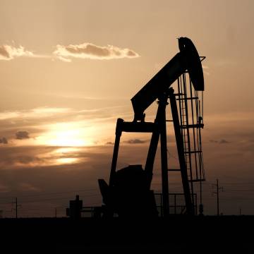 Giá dầu quay đầu tăng mạnh, thêm gần 10 USD/thùng