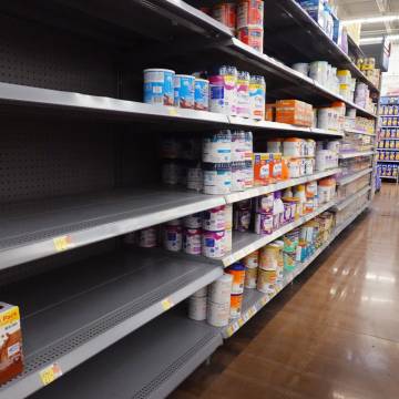 Nước Mỹ lâm vào tình cảnh khan hiếm nghiêm trọng sữa bột cho trẻ em