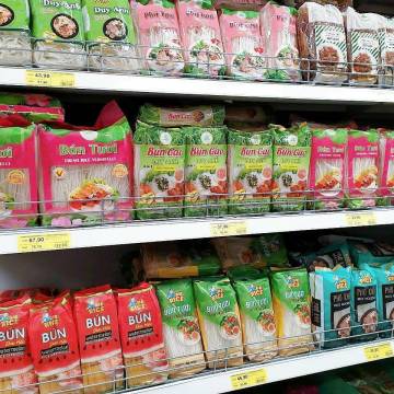 Bún, phở Việt Nam thương hiệu Mr Rice trên kệ hàng siêu thị châu Âu