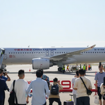 Máy bay ‘Made in China’ hoàn thành chuyến bay thương mại đầu tiên